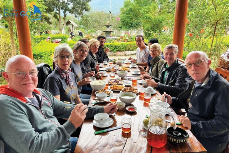 Du khách thưởng thức ẩm thực Việt 