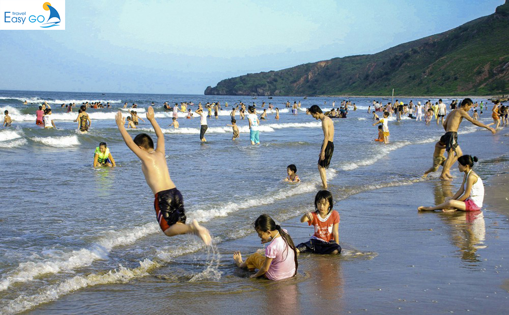 Du khách đến bãi biển Quỳnh Nghĩa tắm biến khá đông đúc