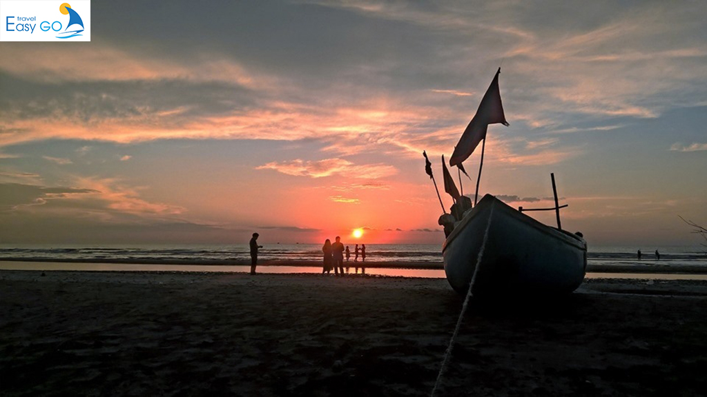 Bình minh trên bãi biển Quỳnh Bảng