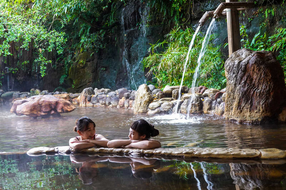 tắm suối khoáng nóng tự nhiên