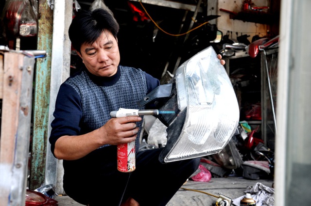 Nghe thợ sửa chữa gương, đèn xe ô tô kể chuyện nghề