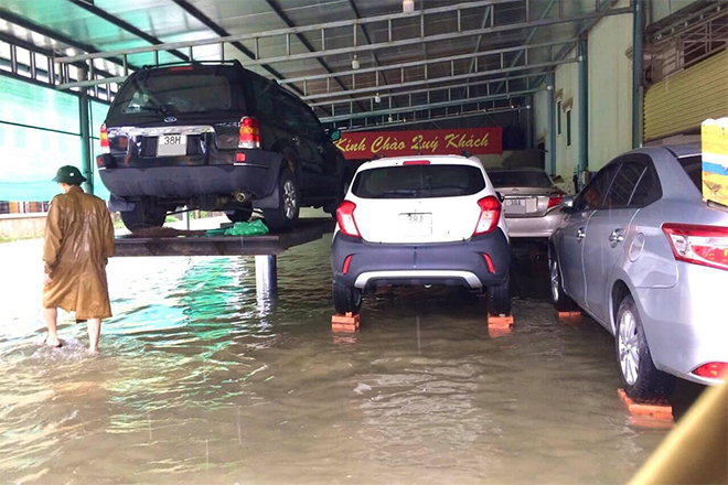 Những lưu ý khi lái ô tô vào mùa mưa lũ