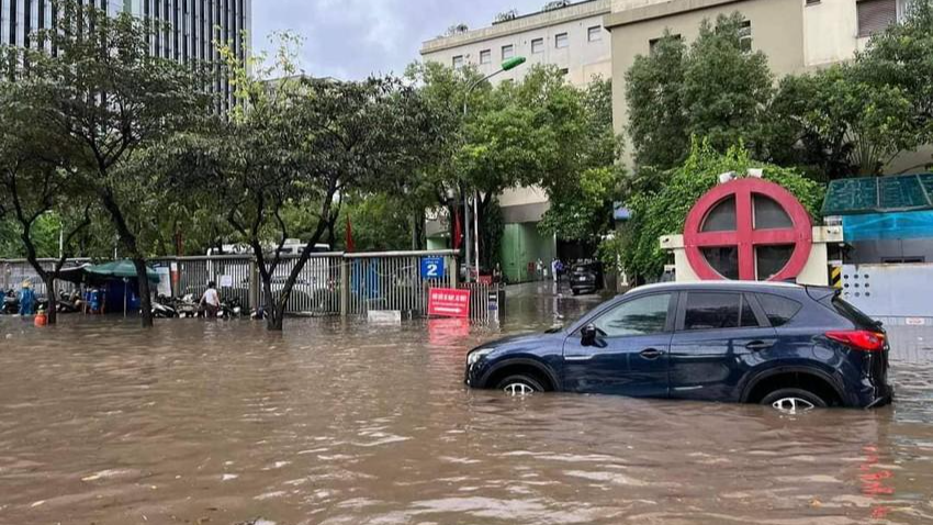 Ôtô đi mưa về, cần làm ngay những việc này nếu không muốn xe chóng hỏng