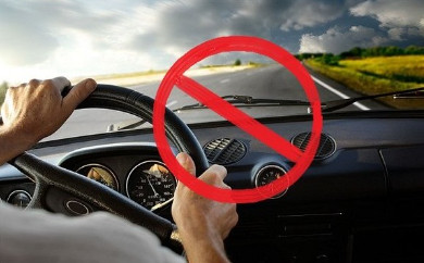 10 điều tuyệt đối không nên làm khi đang lái xe