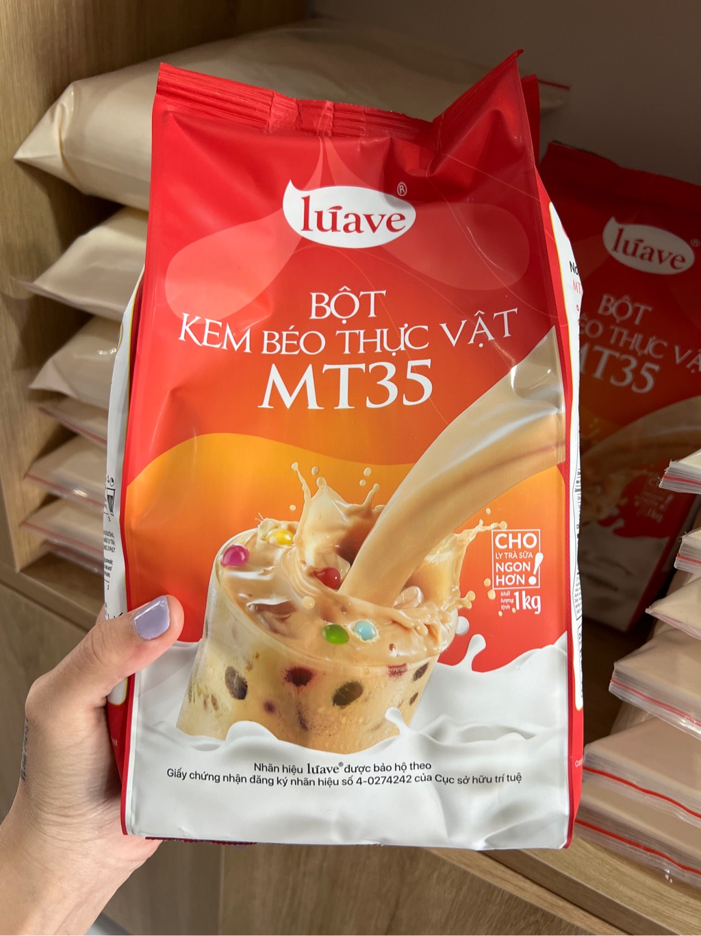 Tại sao khi nấu trà sữa có bột kem béo rồi lại còn cho thêm sữa đặc, lý do là gì?