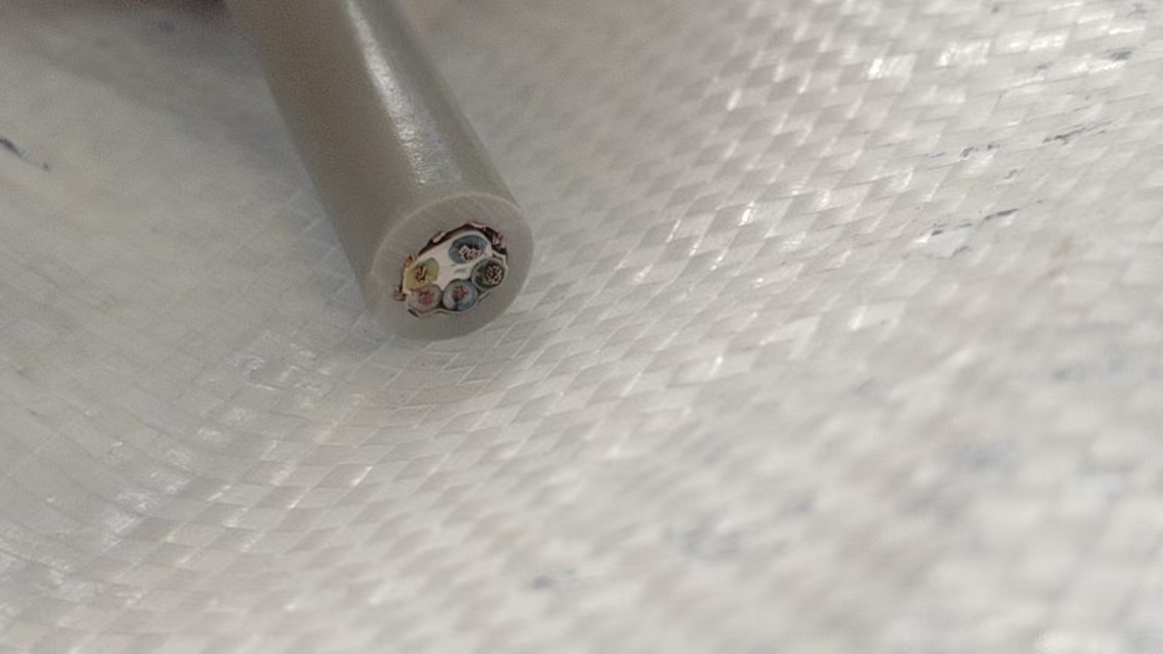 Có lưới 5x0.5 - Dây cáp điều khiển có lưới chống nhiễu RVVP 5x0.5 AGTEK