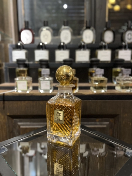 By Kilian Woman in Gold