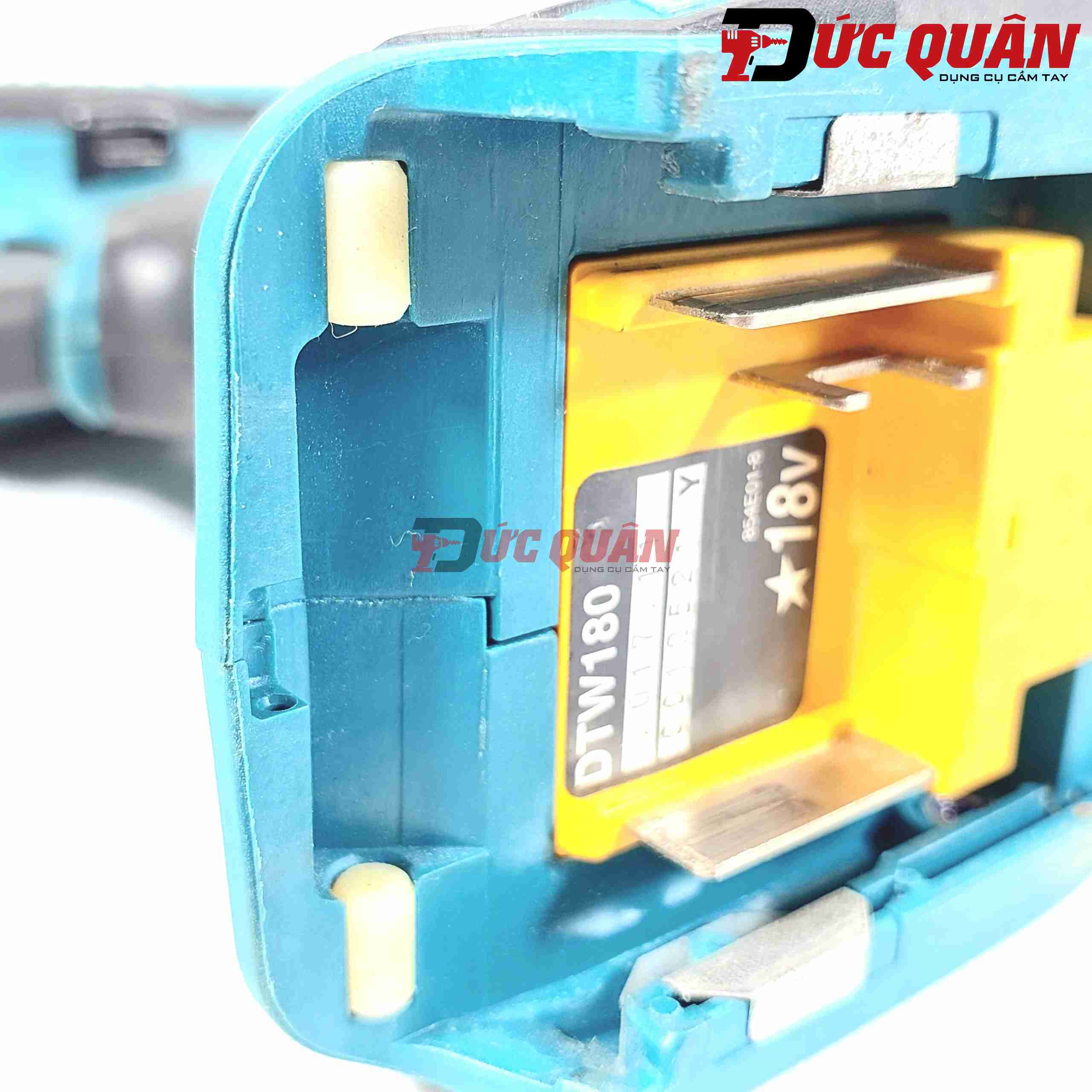 Nút gài chân pin 18v, 14v4 Makita 263005-3 ( 1 cái )