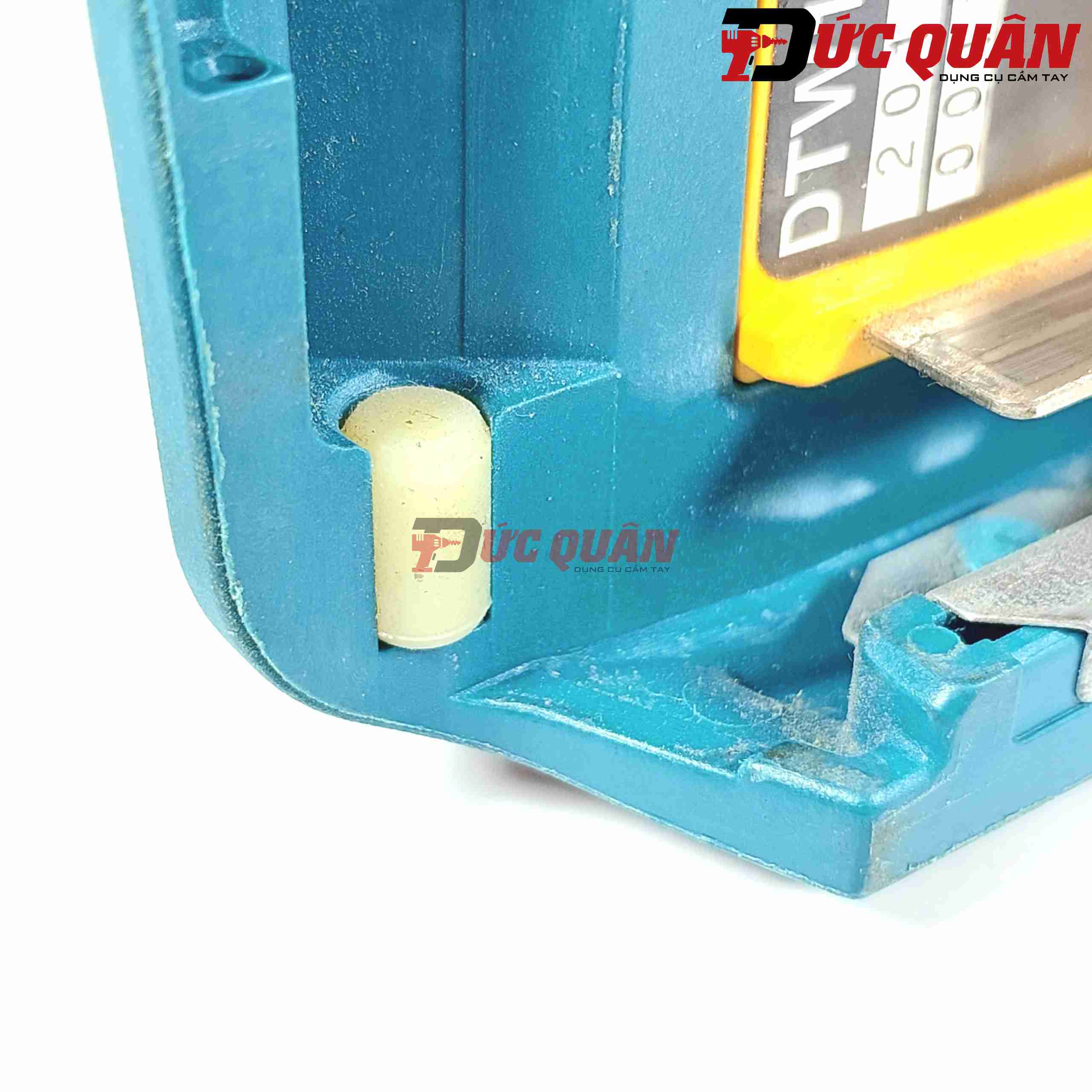 Nút gài chân pin 18v, 14v4 Makita 263005-3 ( 1 cái )