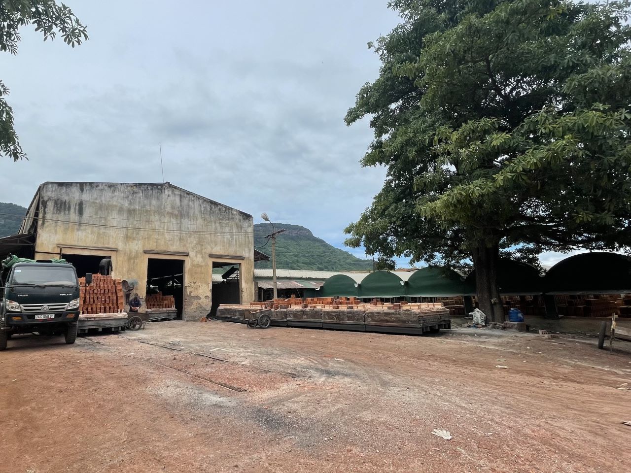 Chủ tịch HĐQT Công ty kiểm tra công tác vận hành Nhà máy sản xuất gạch tuynel