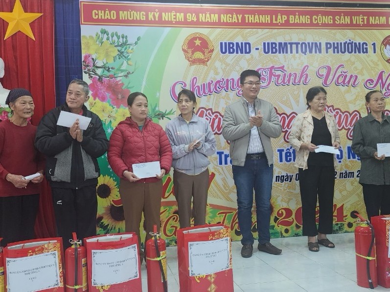 Trao tặng quà cho các gia đình thuộc diện hộ nghèo, các gia đình có hoàn cảnh đặc biệt khó khăn và gia đình chính sách trên địa bàn Phường 1, thành phố Đông Hà