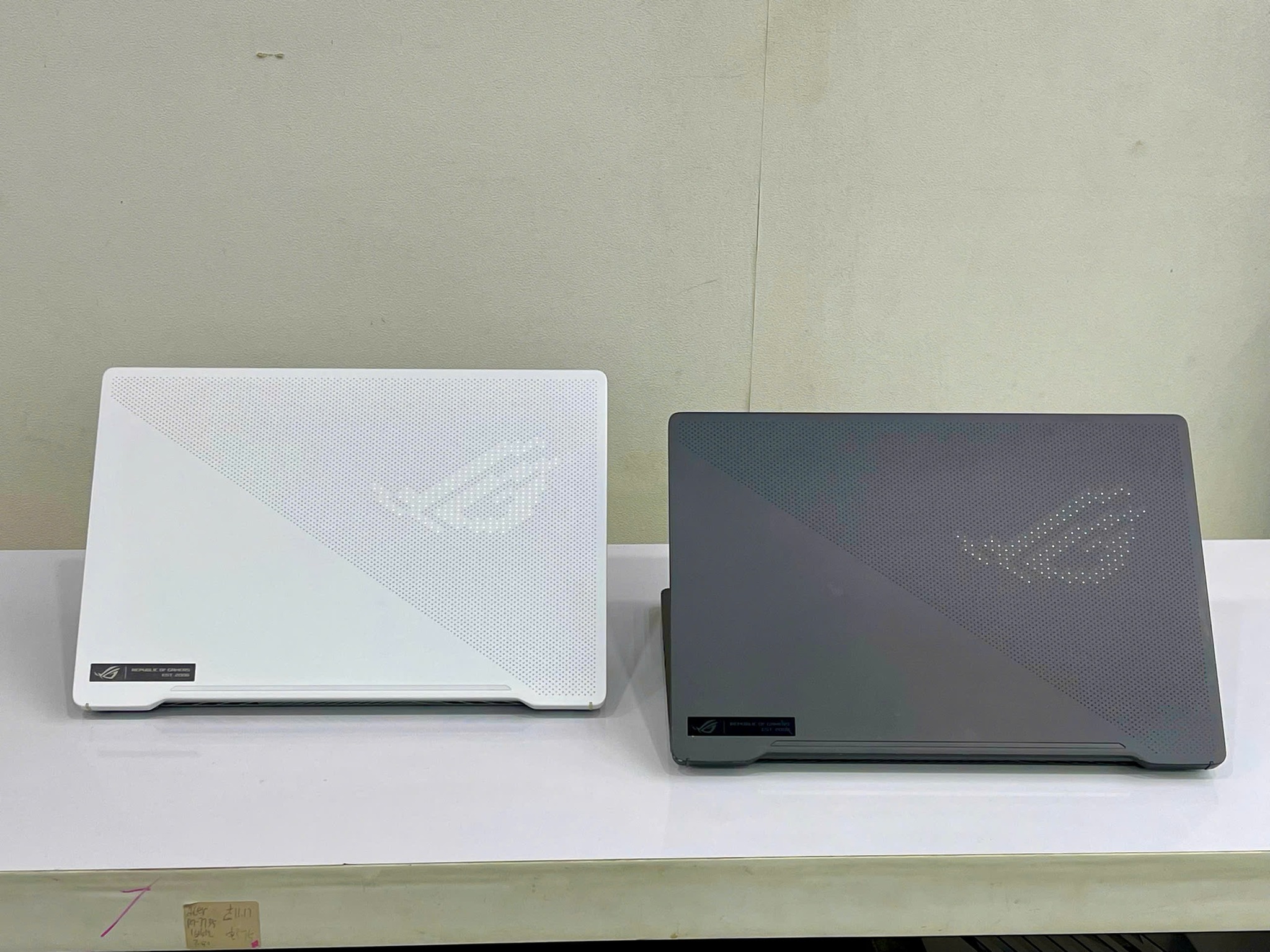 ASUS ROG Zephyrus G14 AniMe Matrix LED nắp máy