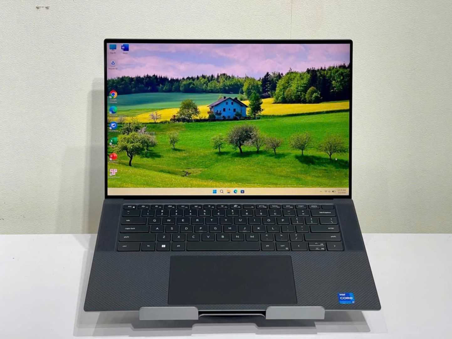 Dell Precision 5570 thế hệ 12 góoc nghiẩng