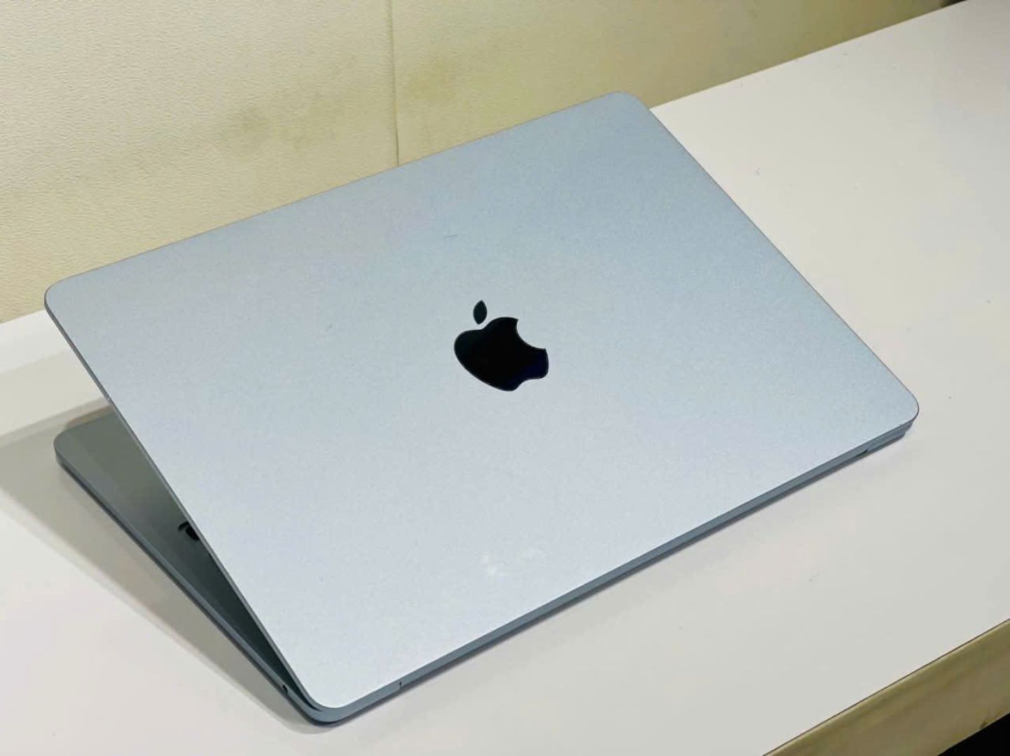 MacBook Air M5 pin 18 giờ mỏng nhẹ 1.23kg
