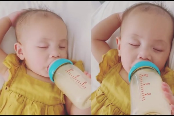 Bé tự cầm bình sữa