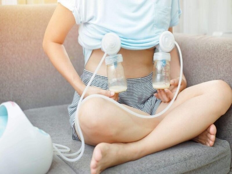 Hút sữa cho bé bú