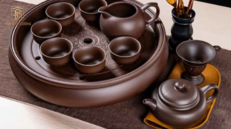 Sự khác biệt giữa ấm chén tử sa và ấm chén gốm là gì?
