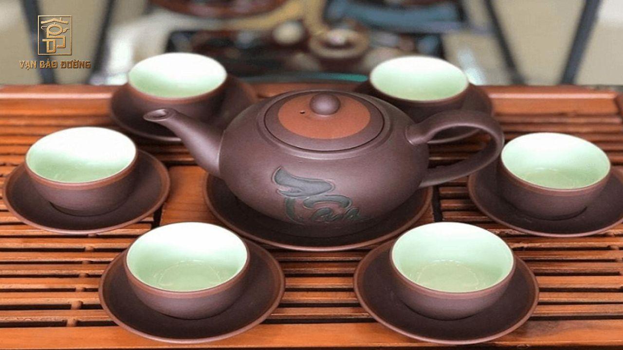 Người Á Đông hay sử dụng khay đựng trà để đặt ấm chén