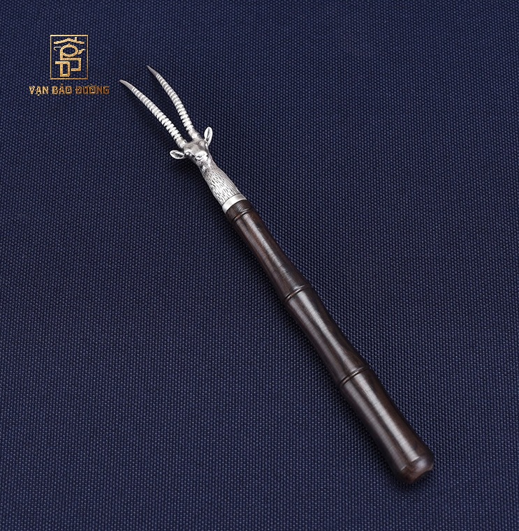 GẮP NẮP ẤM BẠC SỪNG HƯƠU