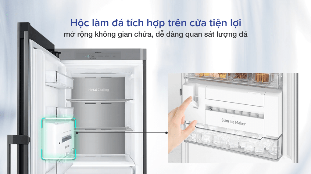 Hộc làm đá được tích hợp ngay trên cửa tủ lạnh Samsung Inverter 323 lít RZ32T744535/SV cực kỳ tiện lợi