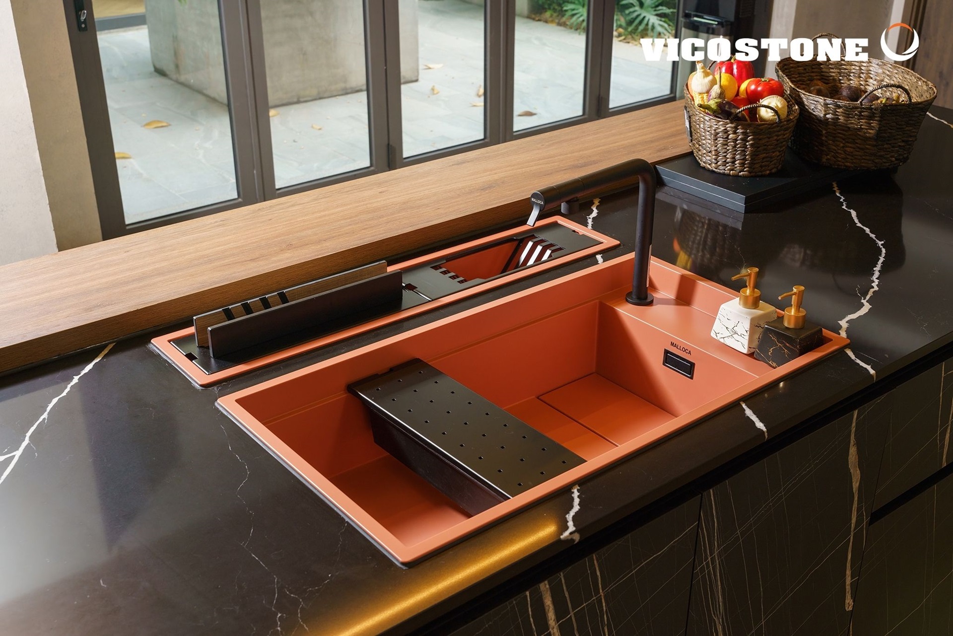 Chi tiết chậu rửa trên mặt đá Vicostone Nero Marquina BQ8740