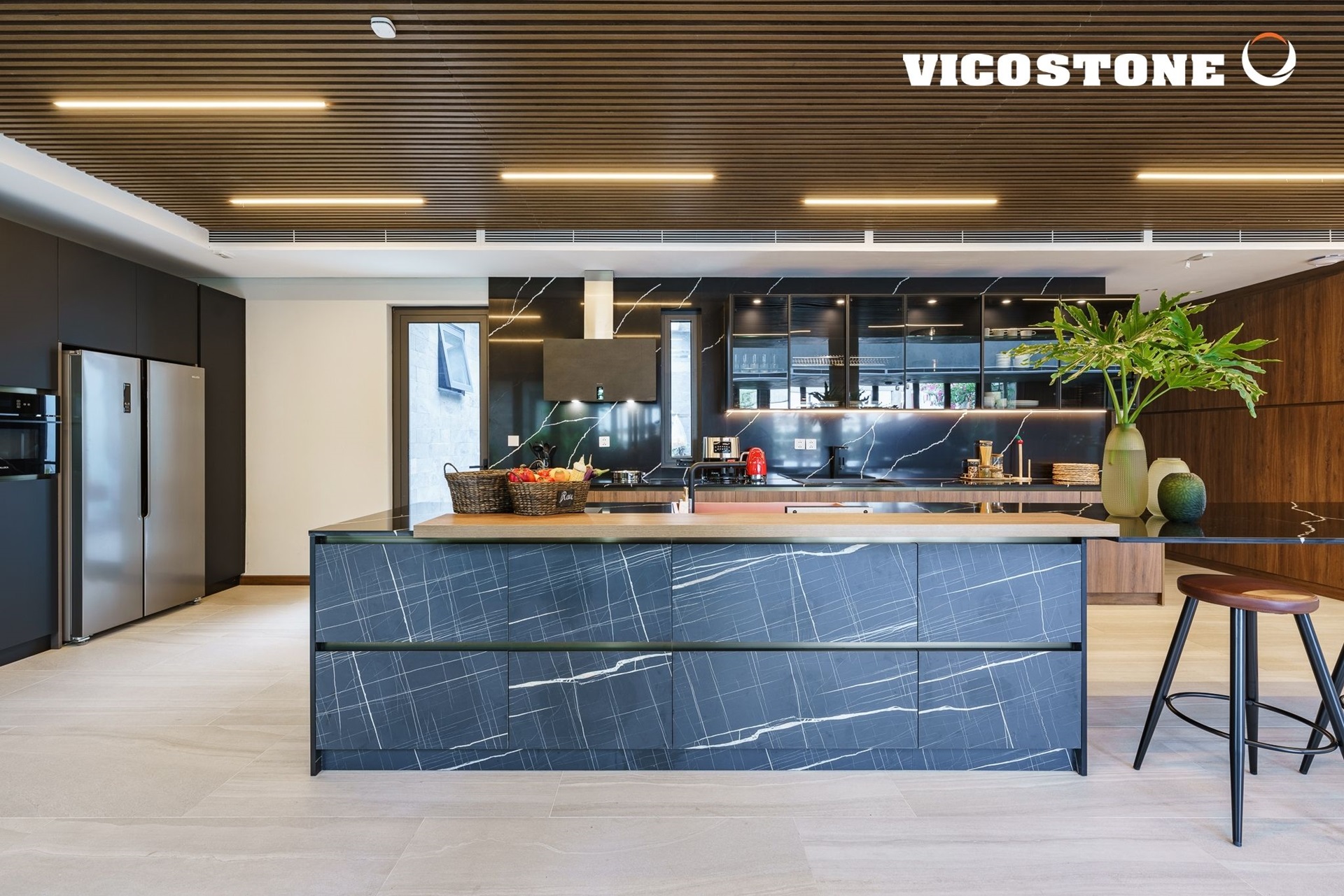 Bàn đảo bếp ốp đá Vicostone BQ8740 tại Showroom Ái Linh Bắc Ninh