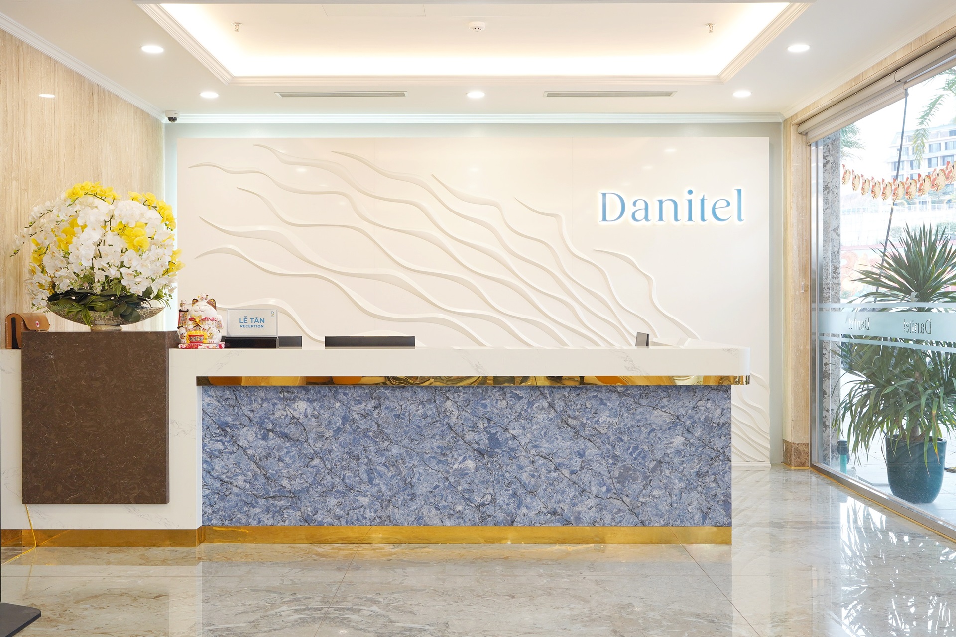 Quầy lễ tân khách sạn Danitel Hạ Long sử dụng đá Vicostone Thunder Blue BQ8786