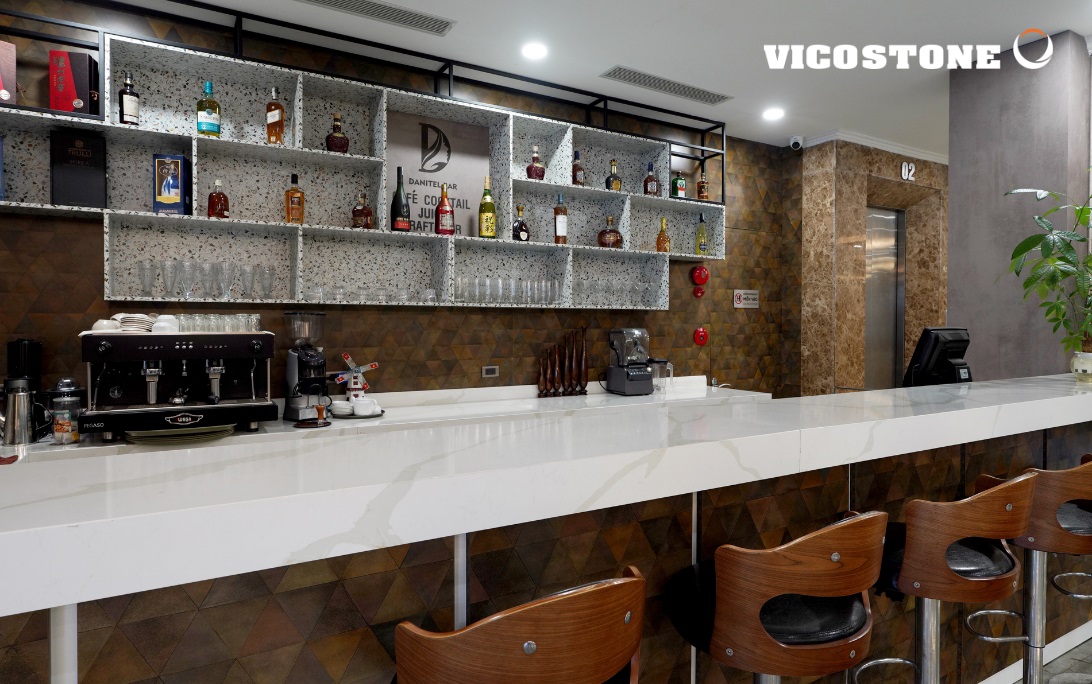 Quầy bar khách sạn Danitel Hạ Long sử dụng đá Vicostone Calacatta BQ8270