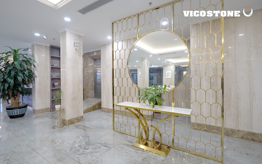 Không gian sảnh khách sạn Danitel Hạ Long với bàn console và vật liệu đá
