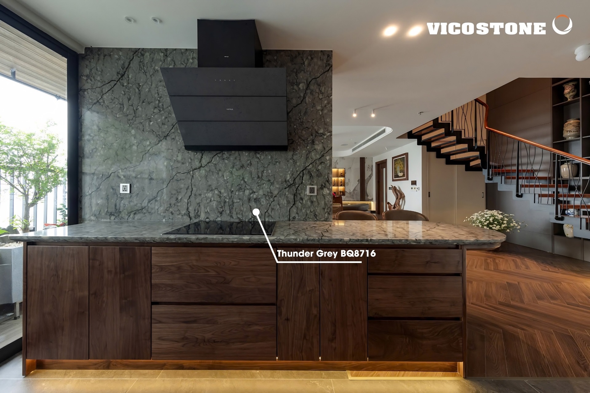 Mặt bàn bếp và ốp tường sử dụng đá Vicostone Thunder Grey BQ8716