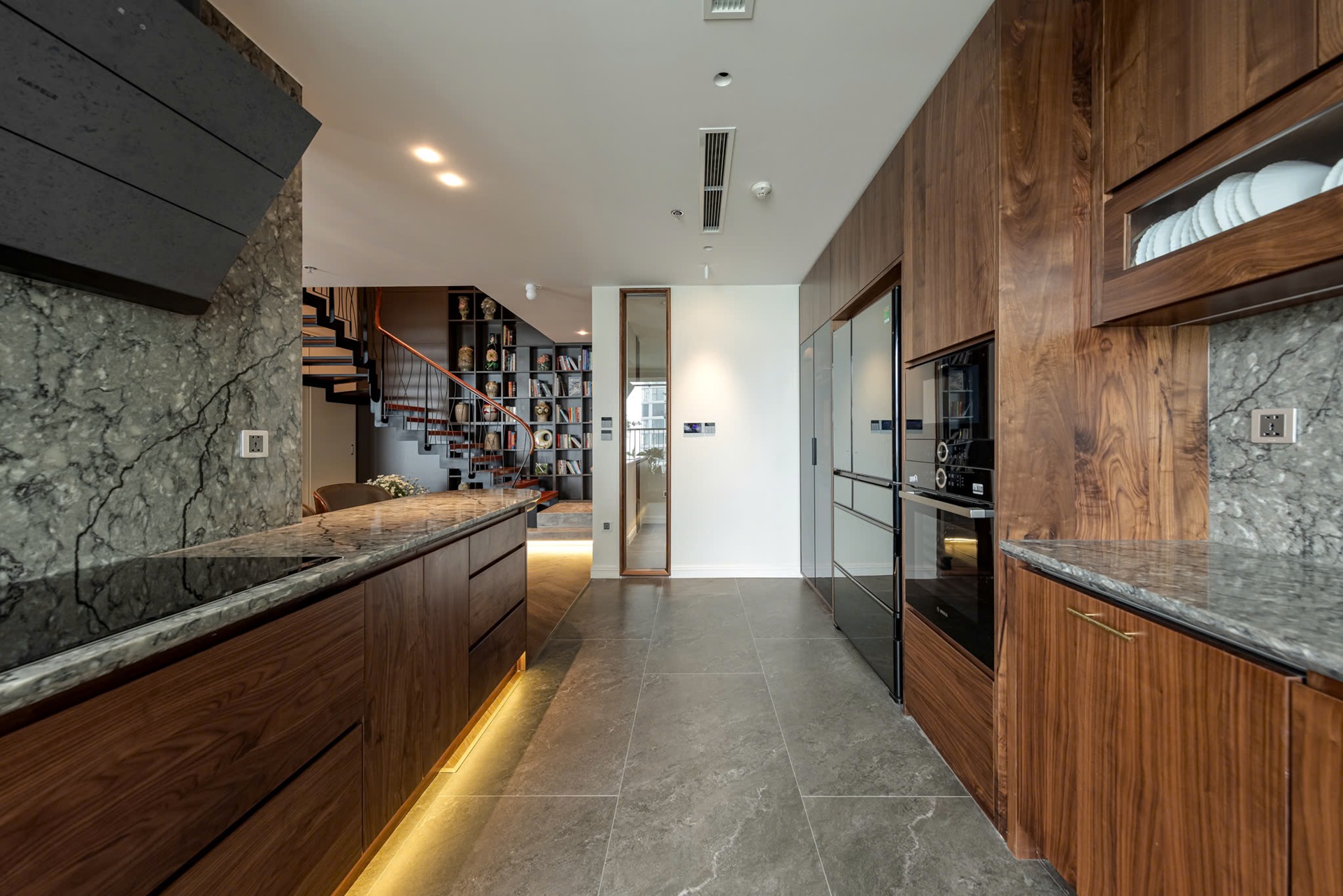 Không gian bếp Duplex Landmark Onsen sử dụng Vicostone BQ8716 cho bàn bếp và backsplash