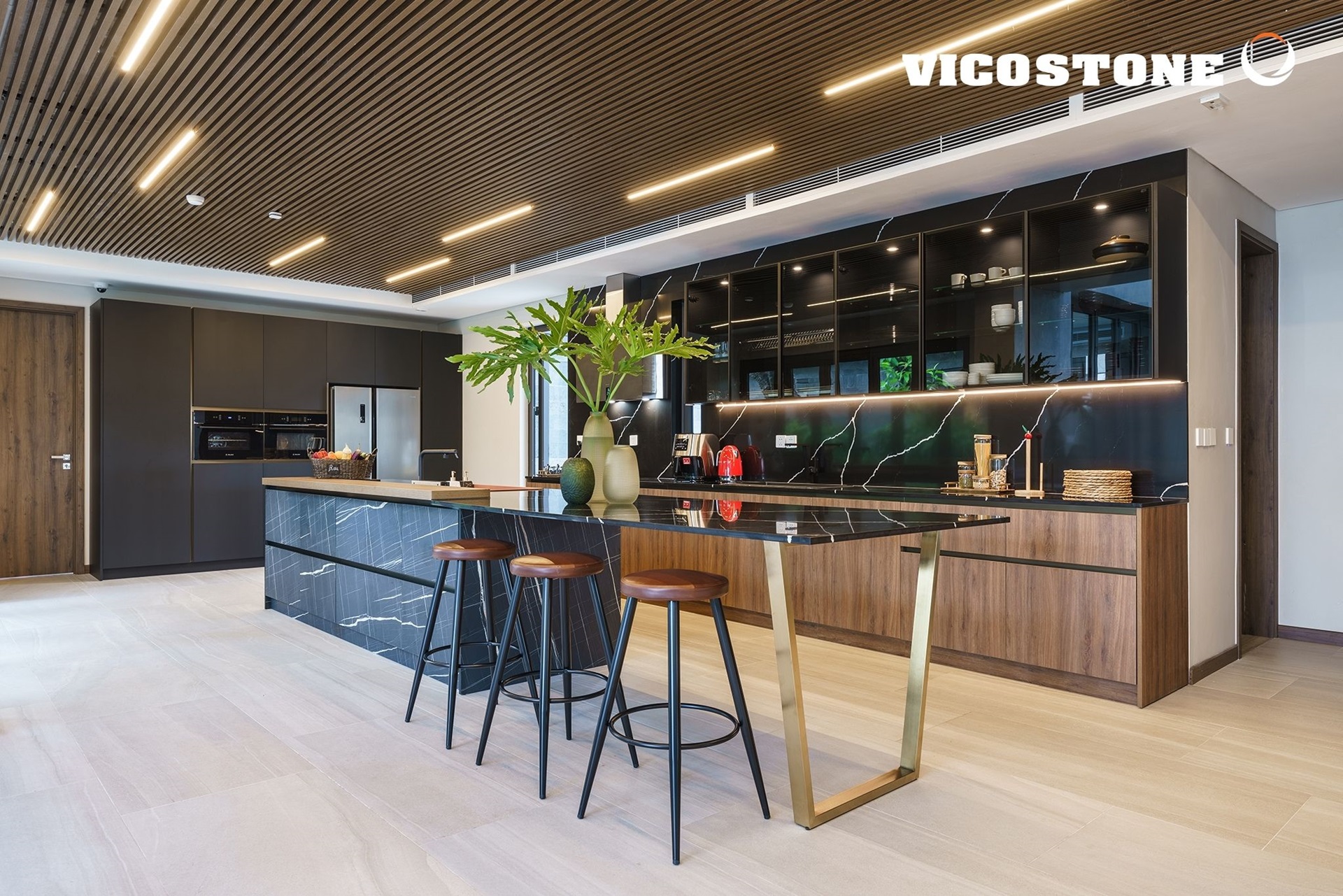 Không gian bếp Showroom Ái Linh Bắc Ninh sử dụng đá Vicostone BQ8740 Nero Marquina