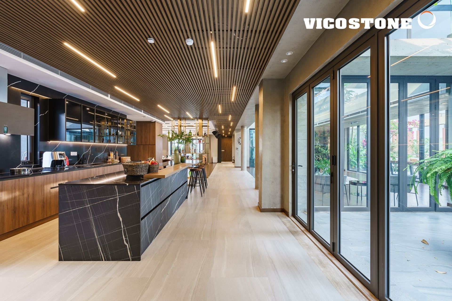 Tổng thể khu bếp và bàn đảo Vicostone BQ8740 tại Showroom Ái Linh Bắc Ninh