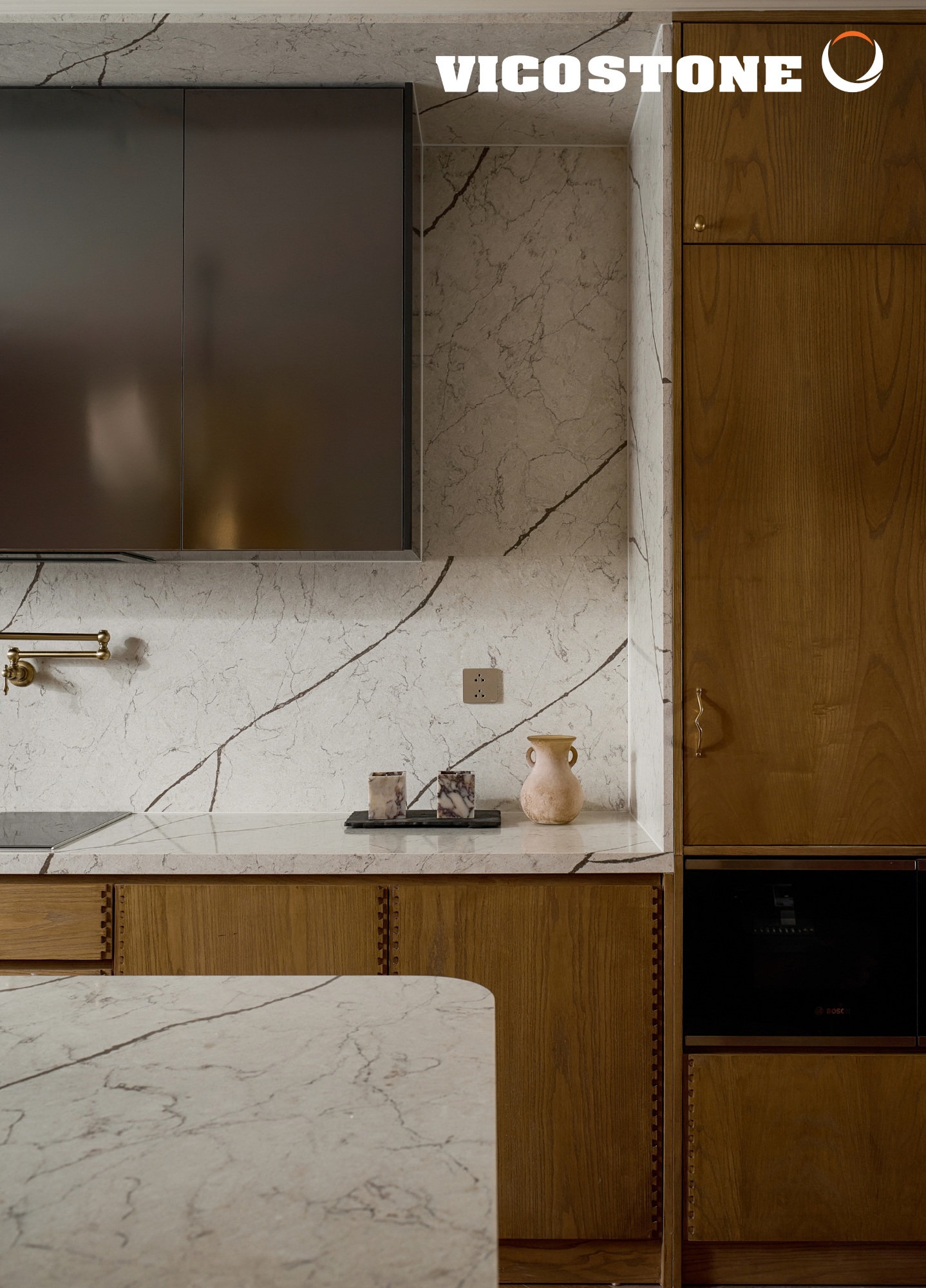 Mặt bếp và ốp tường bếp sử dụng đá Vicostone Diamante BQ8788 tại The Impressionism House