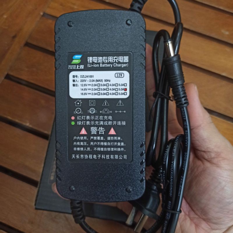 Sạc 14.6V 5A cho pin sắt photphat hệ 4S. Sạc 12.6V 5A cho pin lion hệ 3S (có quạt)