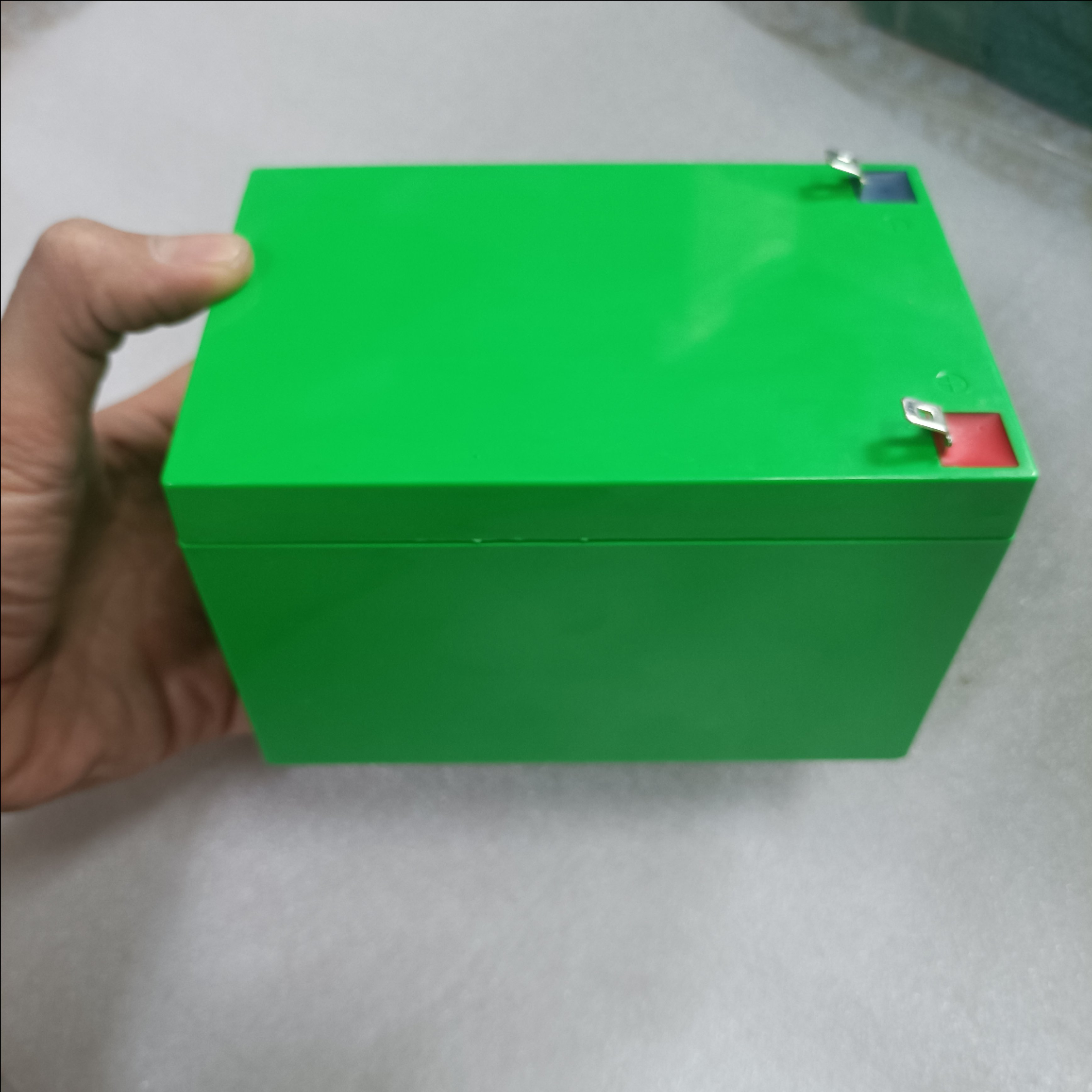 Vỏ lắp được 12 cell 32700 hoặc 28 cell 18650, kích thước Acquy xe điện 12V 12Ah