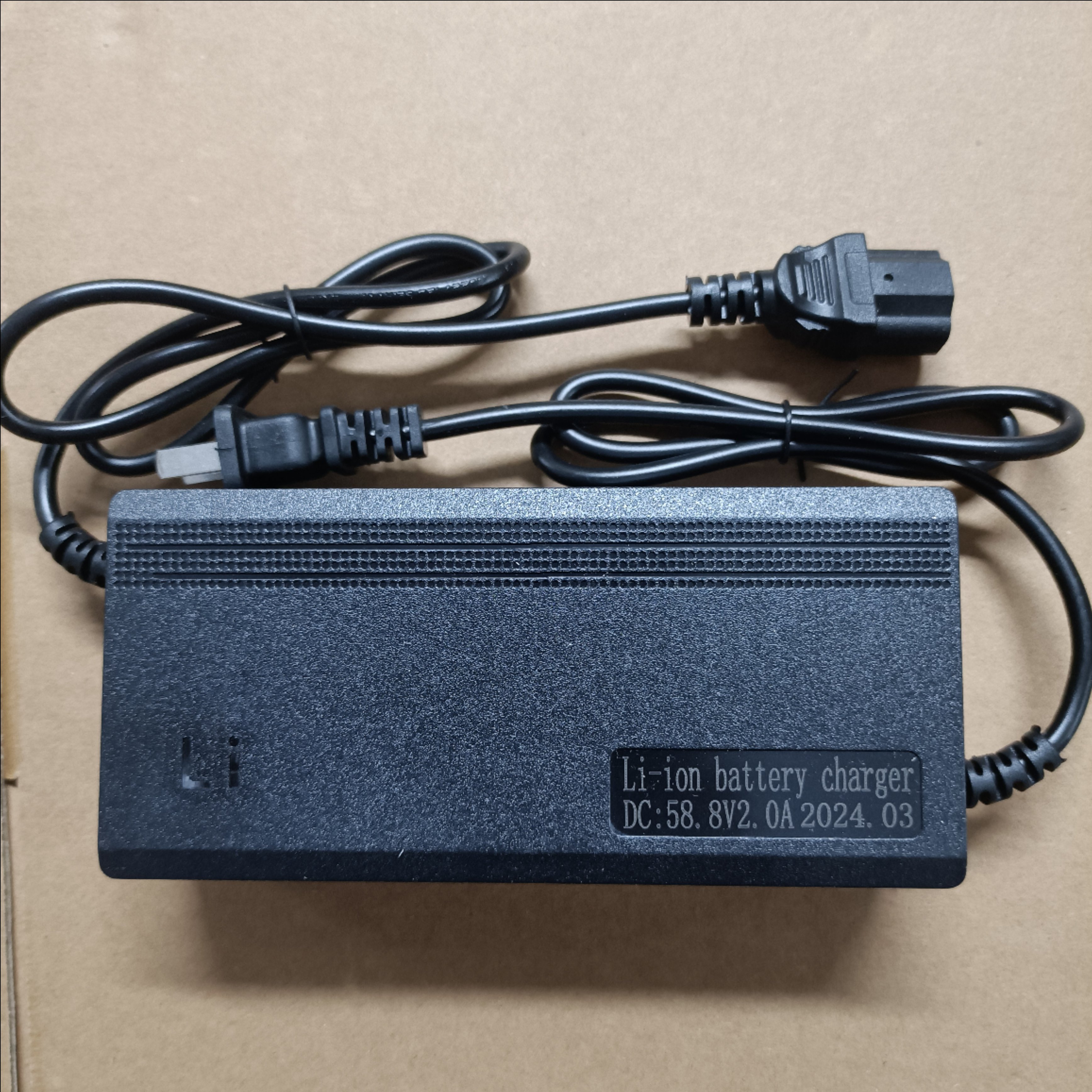 Sạc 58.8v 2a chân vuông