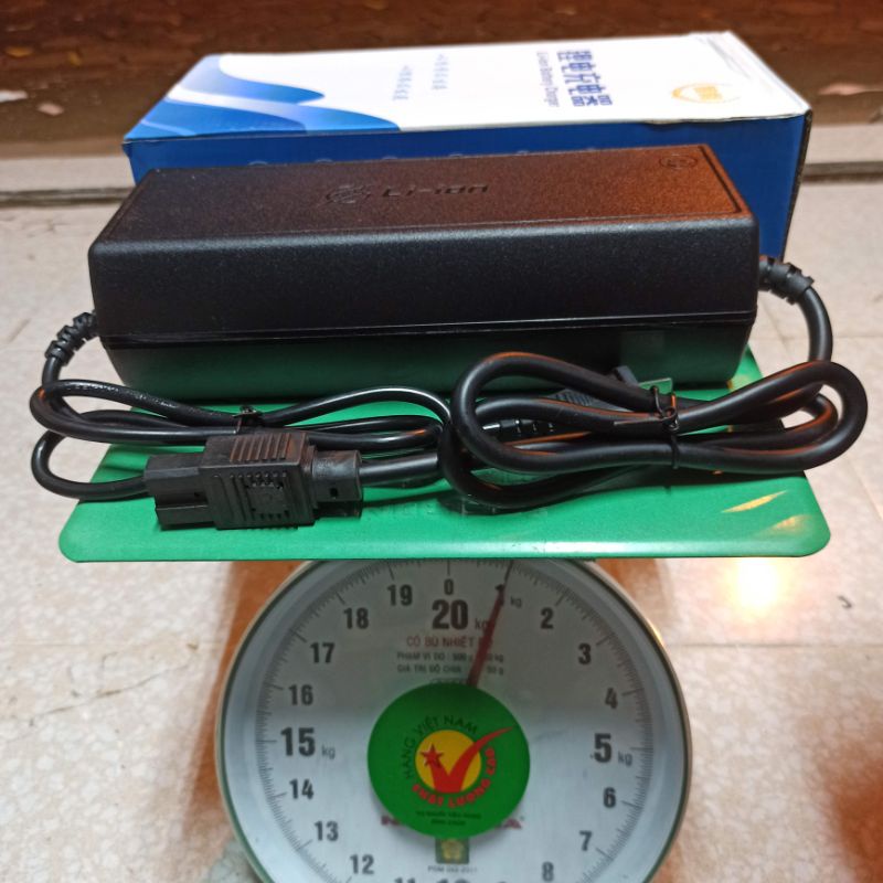 Sạc 12.6V 20A cho pin lion 3S. Sạc 14.6V 20A cho pin sắt Lifepo4 4S