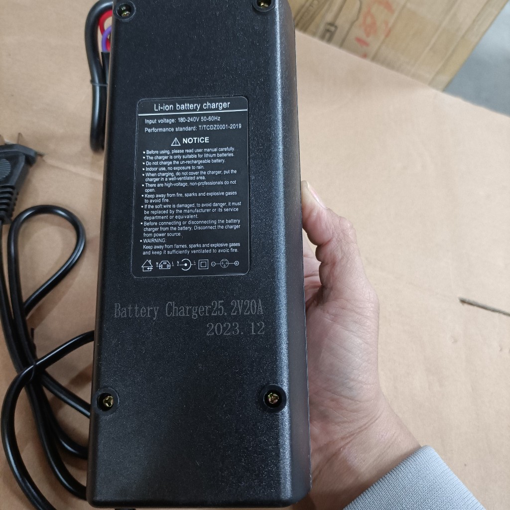 Sạc 25.2V 20A cho pin lion 6S, chân kẹp cá sấu