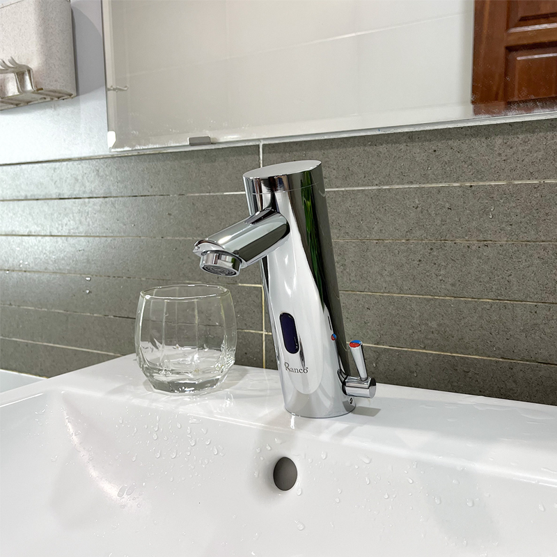 voi-chau-nong-lanh-tu-dong-8530