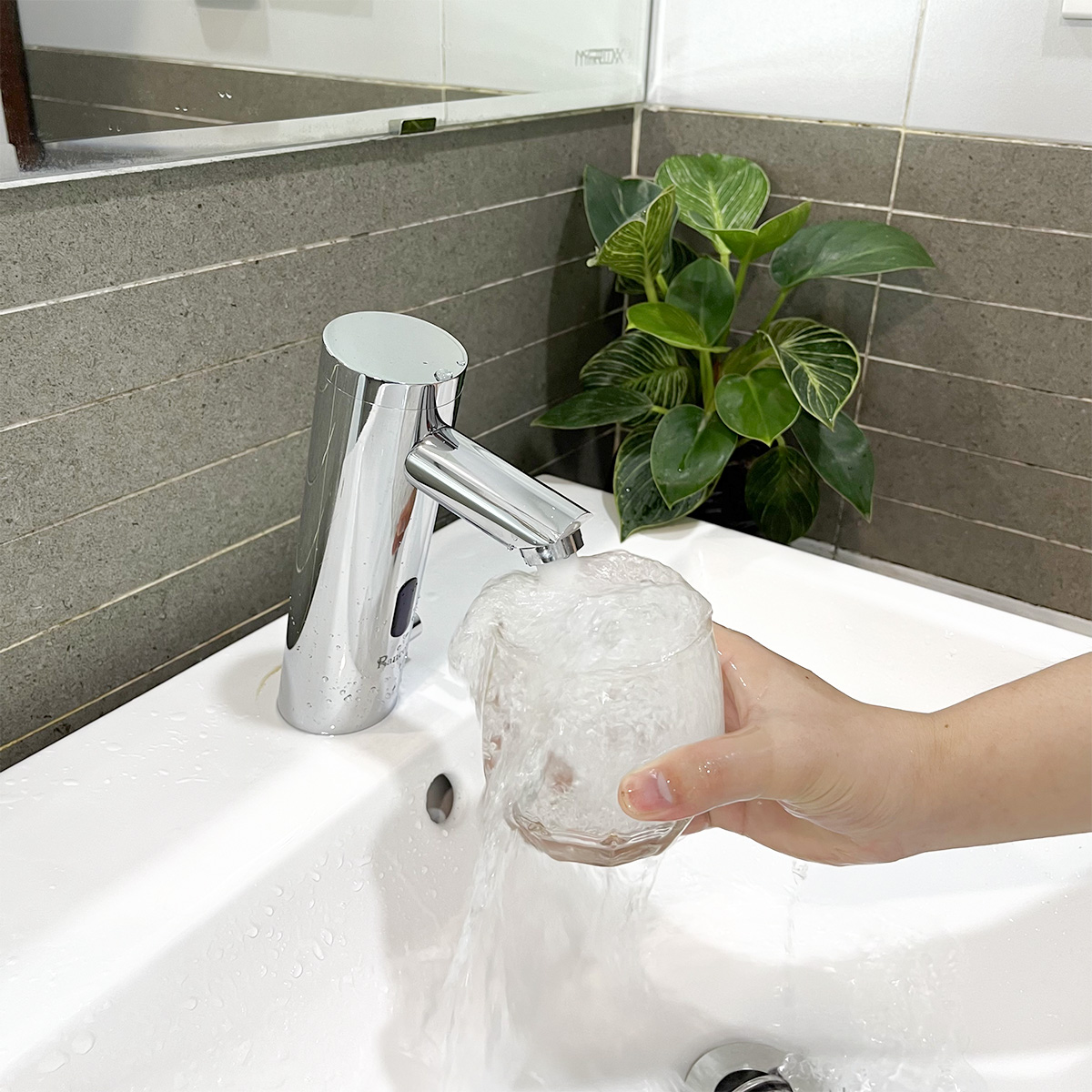 Bộ vòi chậu rửa tay cảm ứng nóng lạnh RC - 8530