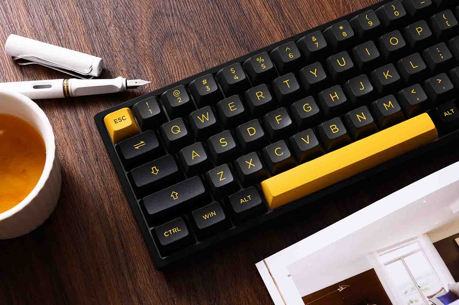 Bàn phím cơ AKKO 3068B Black & Gold (Multi-modes / Hotswap / Foam tiêu âm / TTC sw)