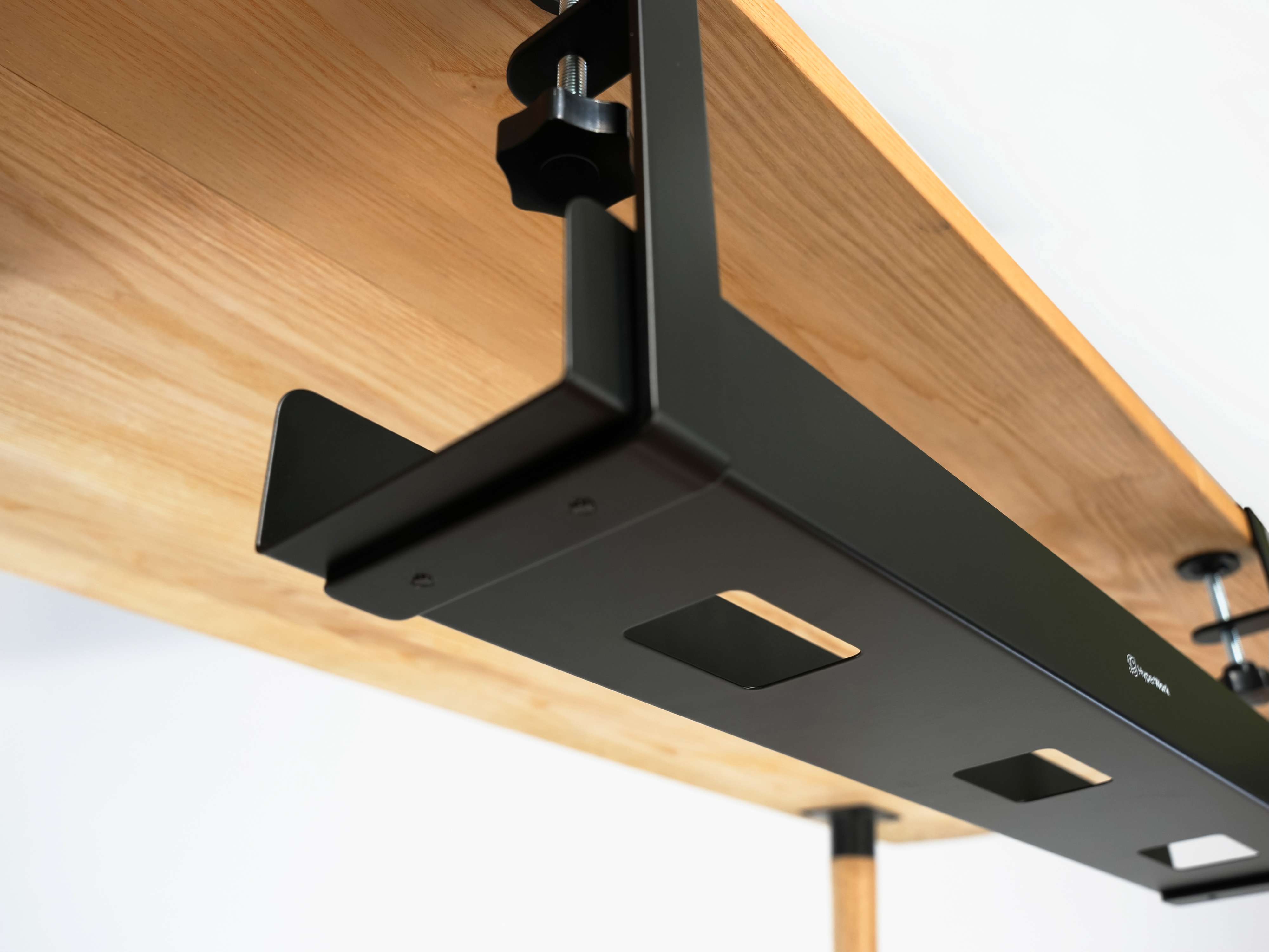 Khay đi dây kẹp bàn HyperWork CM-01
