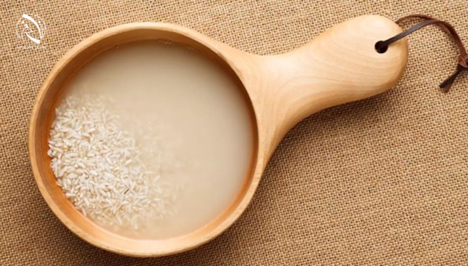 Nước vo gạo khử mùi hôi nách trên áo