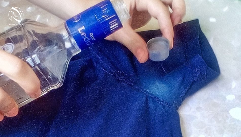 Rượu vodka tẩy vết lăn khử mùi trên áo