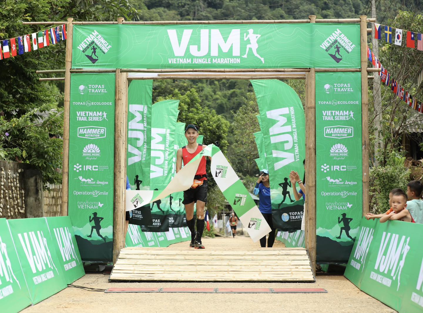 HÂN HẠNH ĐỒNG HÀNH CÙNG VĐV THAM GIA VIETNAM JUNGLE MARATHONE