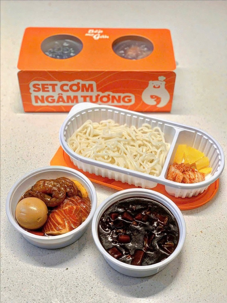 Mì tương đen cá hồi + tôm + trứng