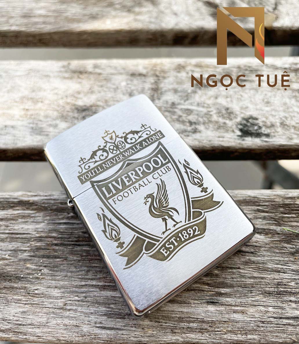 Zippo Nhám Khắc Đen Hình Logo Liverpool