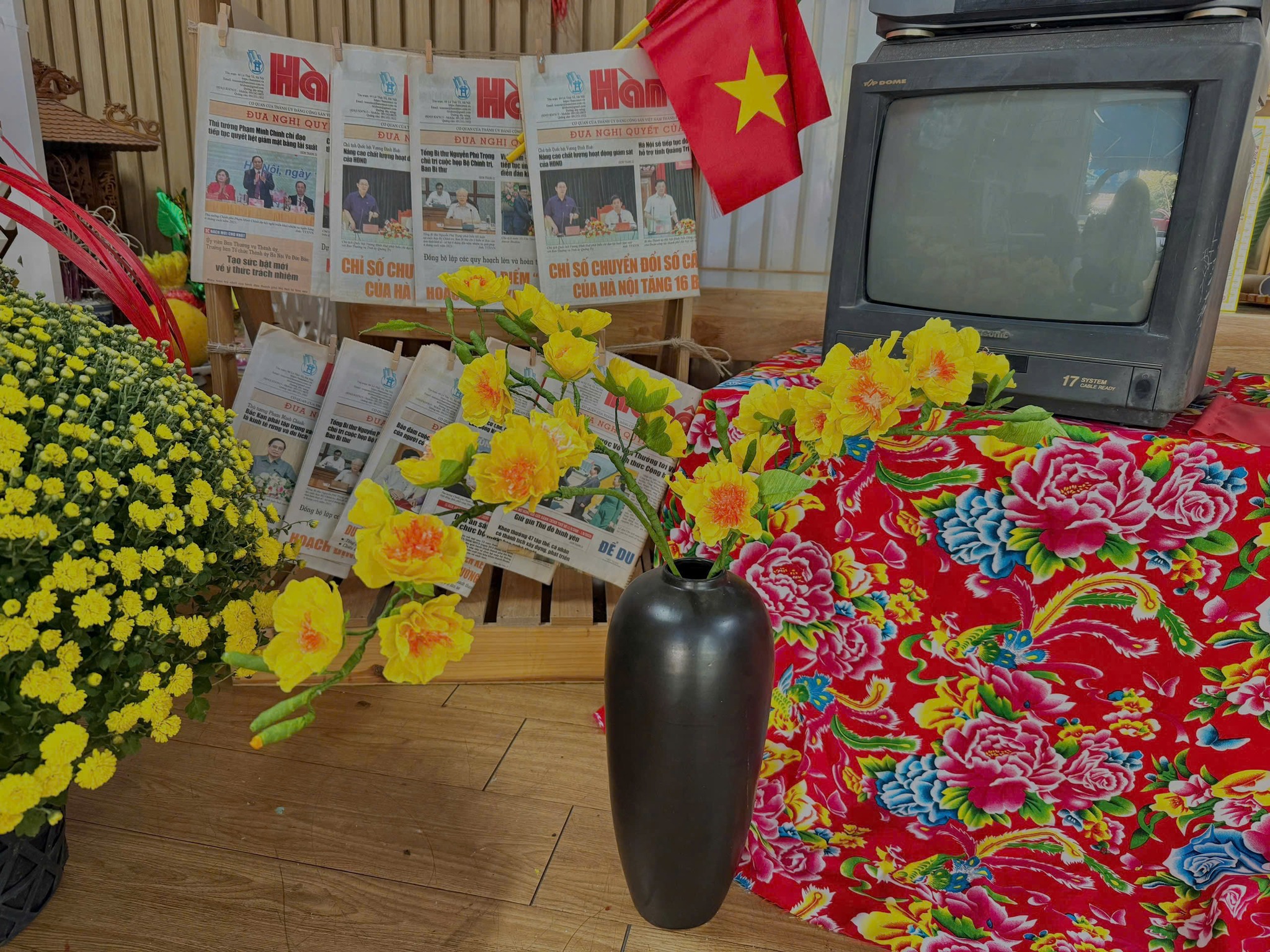 Xuân sang, hoa nở thắm muôn nơi Đào hồng rực rỡ đón năm mới, Mai vàng khoe sắc chúc Tết vui…️