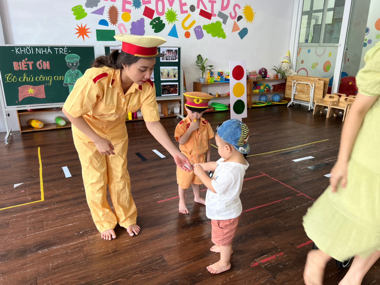 Các be tập làm cảnh sát giao thông